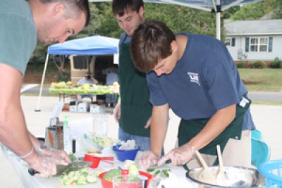 Students demo low-cost, healthy recipes at Birmingham farmer’s market