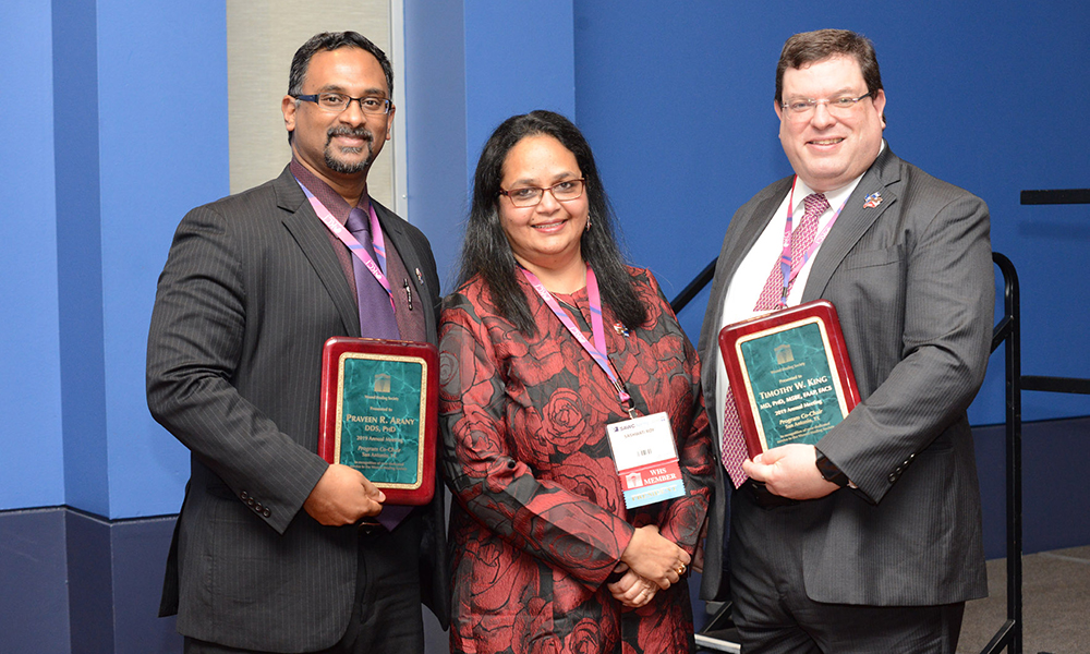 Wound Healing Society President Dr. Sashwati Roy presents Dr. Praveen Arany and UAB plastic surgeon Dr. Timothy King with commemorative plaques at the WHS 31st Annual Meeting, May 7-10 in San Antonio, Texas, in recognition of their service as the program's co-chairs. (Photo via woundheal.org)